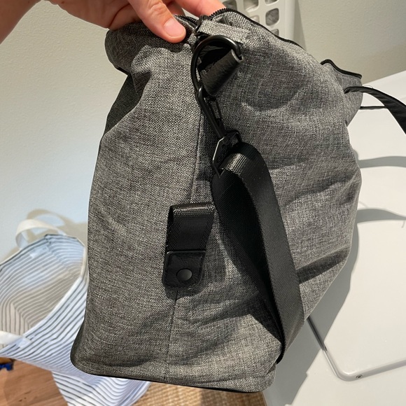 NWOT Hugo Boss Weekender Duffle Bag Unisex Large Travel Gray Black Crossbody - Picture 11 of 15